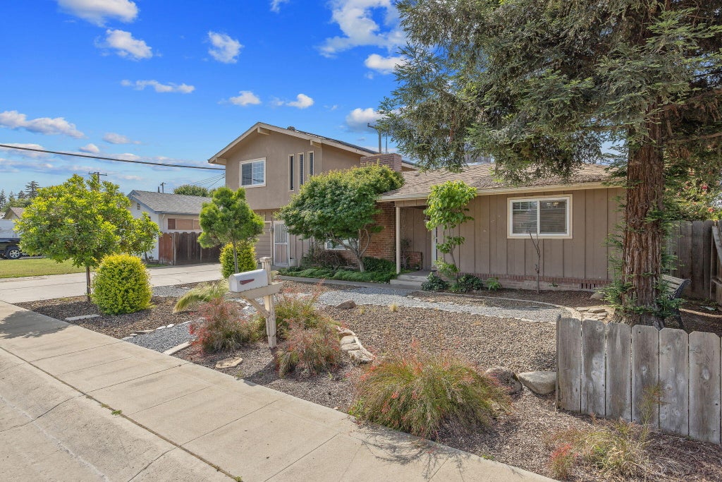 Photo of 2735 W Laura Avenue, Visalia, CA 93277 (MLS # 241214)
