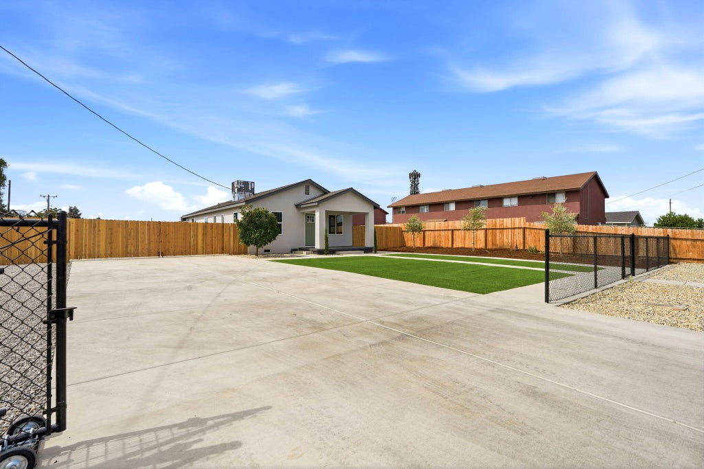 Photo of 627 E Houston Avenue, Visalia, CA 93292 (MLS # 243424)