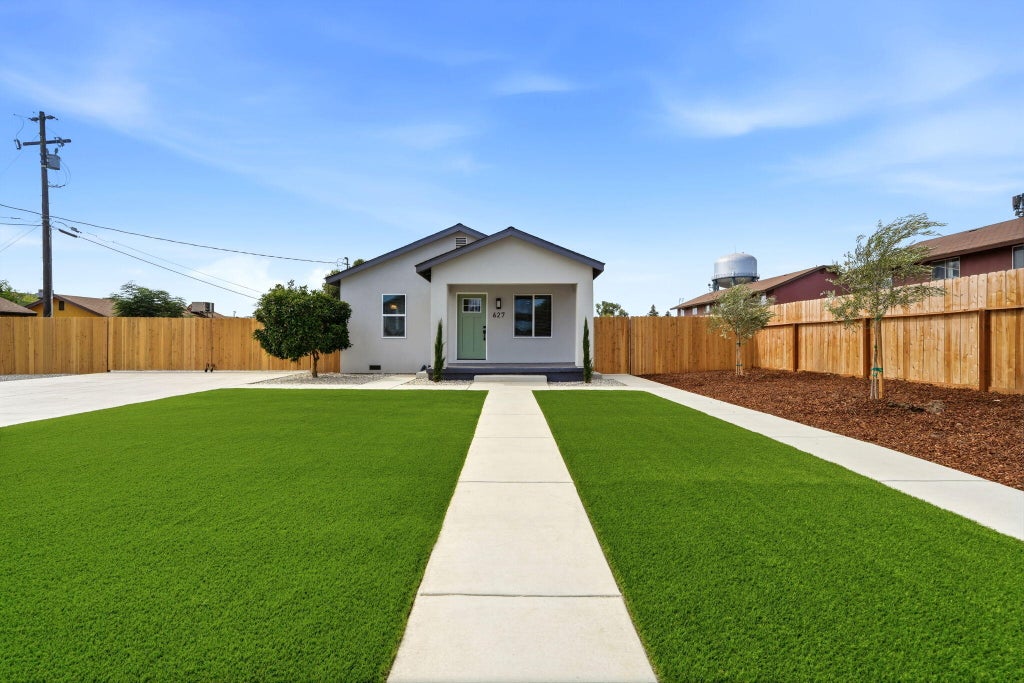 Photo of 627 E Houston Avenue, Visalia, CA 93292 (MLS # 243424)