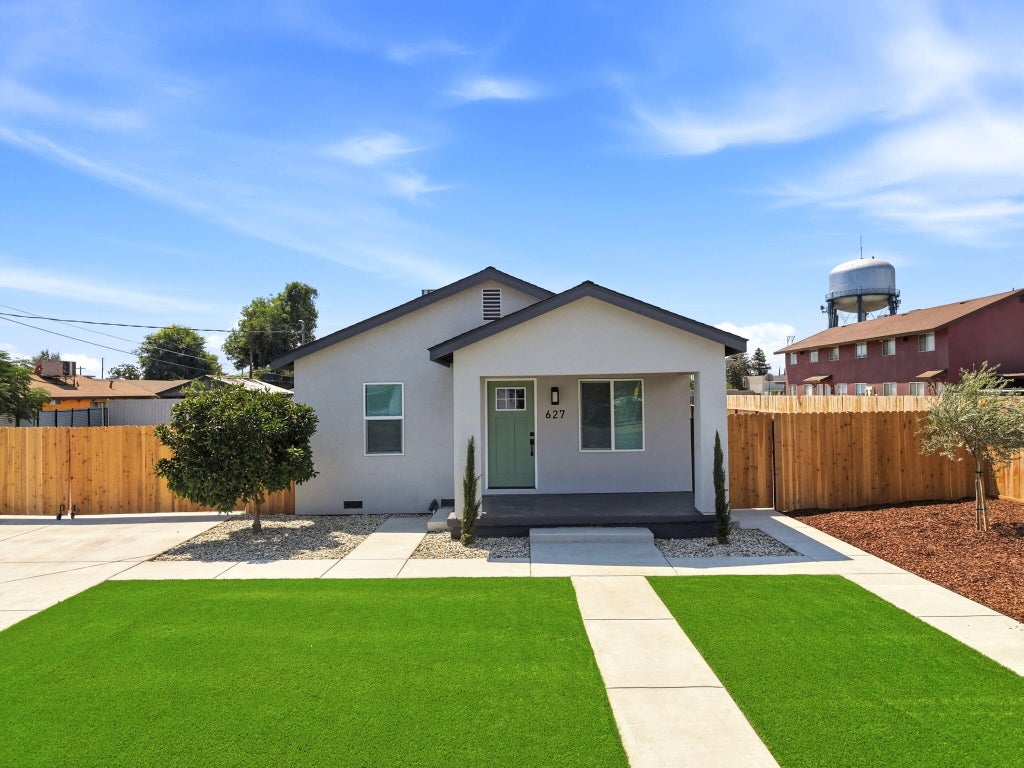 Photo of 627 E Houston Avenue, Visalia, CA 93292 (MLS # 243424)