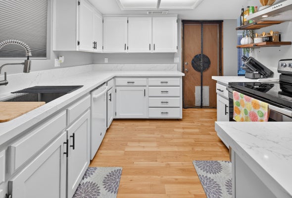 924 E OAKRIDGE AVE, VISALIA, CA 93292 - Image 5416f3992702ca83db8f997f29aa8a71/1117440352