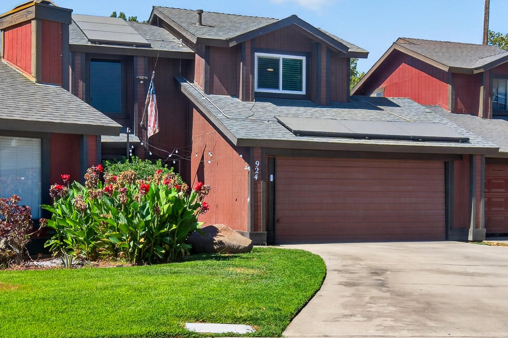 Photo of 924 E Oakridge Avenue, Visalia, CA 93292 (MLS # 242875)