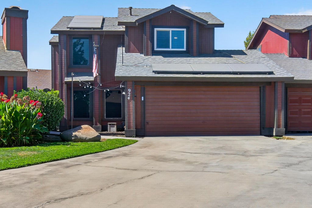 Photo of 924 E Oakridge Avenue, Visalia, CA 93292 (MLS # 242875)