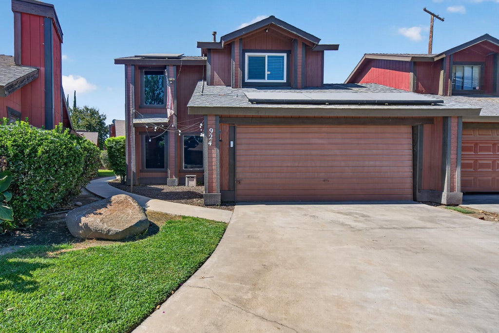 Photo of 924 E Oakridge Avenue, Visalia, CA 93292 (MLS # 242875)