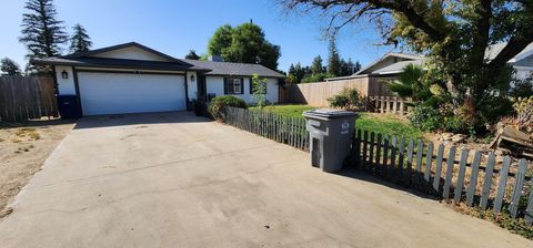 Photo of 1400 Betsy Place, Exeter, CA 93221 (MLS # 241782)