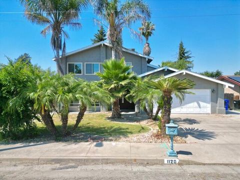 Photo of 1120 W Mulberry Avenue, Porterville, CA 93257 (MLS # 239296)