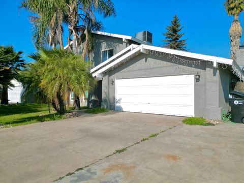 Photo of 1120 W Mulberry Avenue, Porterville, CA 93257 (MLS # 239296)