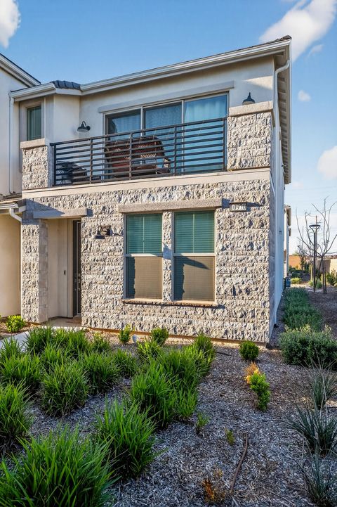 Photo of 10970 N Honeysuckle Drive, Fresno, CA 93730 (MLS # 240453)