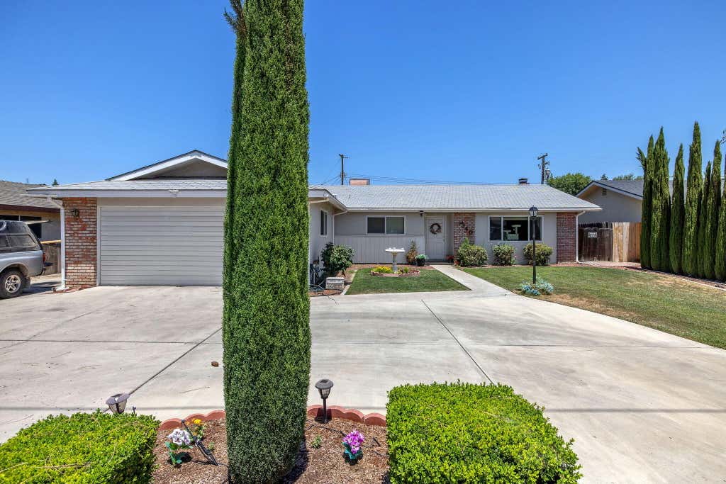 Photo of 3340 W Walnut Avenue, Visalia, CA 93277 (MLS # 242127)