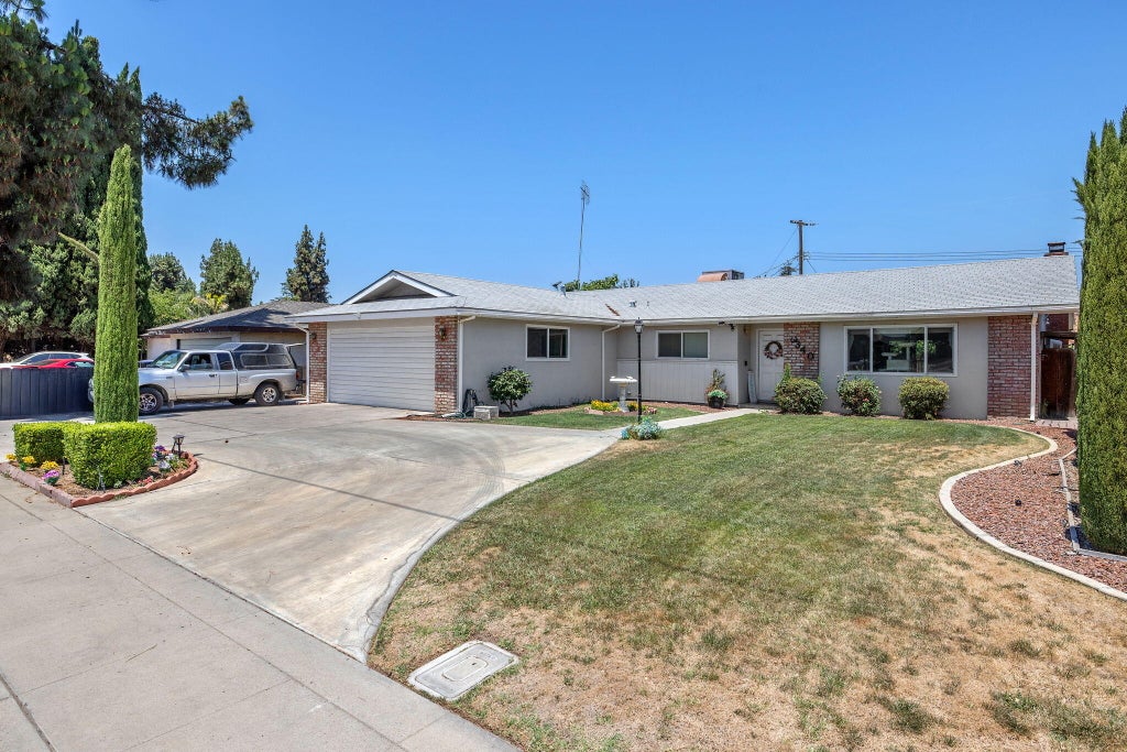 Photo of 3340 W Walnut Avenue, Visalia, CA 93277 (MLS # 242127)