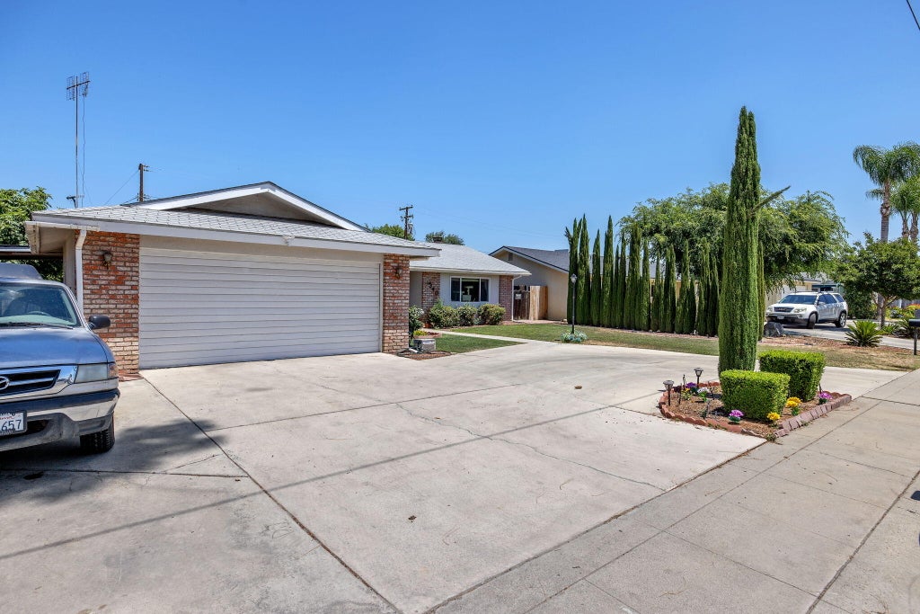 Photo of 3340 W Walnut Avenue, Visalia, CA 93277 (MLS # 242127)