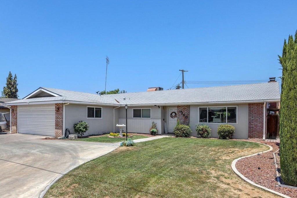 Photo of 3340 W Walnut Avenue, Visalia, CA 93277 (MLS # 242127)