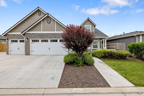 Photo of 1833 Softwind Drive, Tulare, CA 93274 (MLS # 240817)