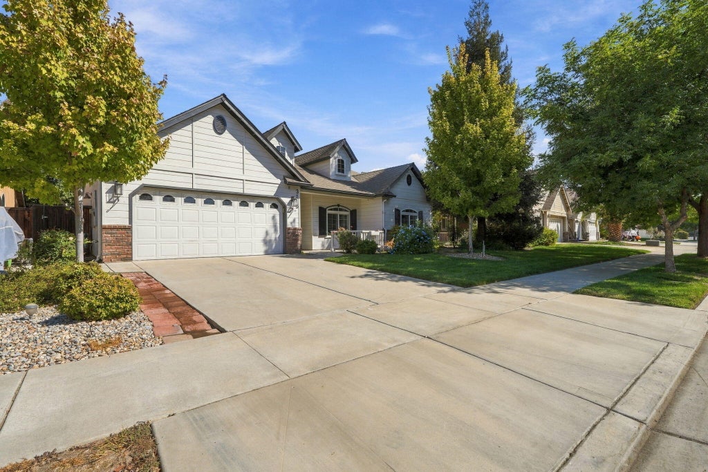 Photo of 3116 W Sady Court, Visalia, CA 93291 (MLS # 244595)