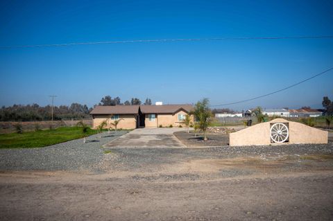 Photo of 23404 Avenue 104, Terra Bella, CA 93270 (MLS # 239243)