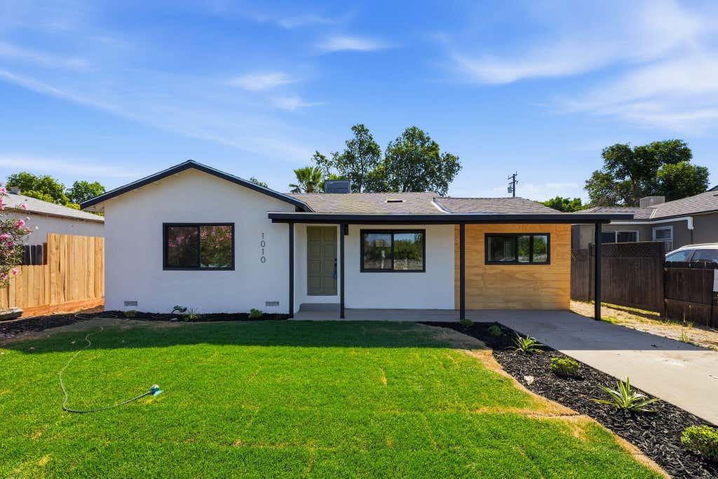 Photo of 1010 N Turner Street, Visalia, CA 93291 (MLS # 241751)