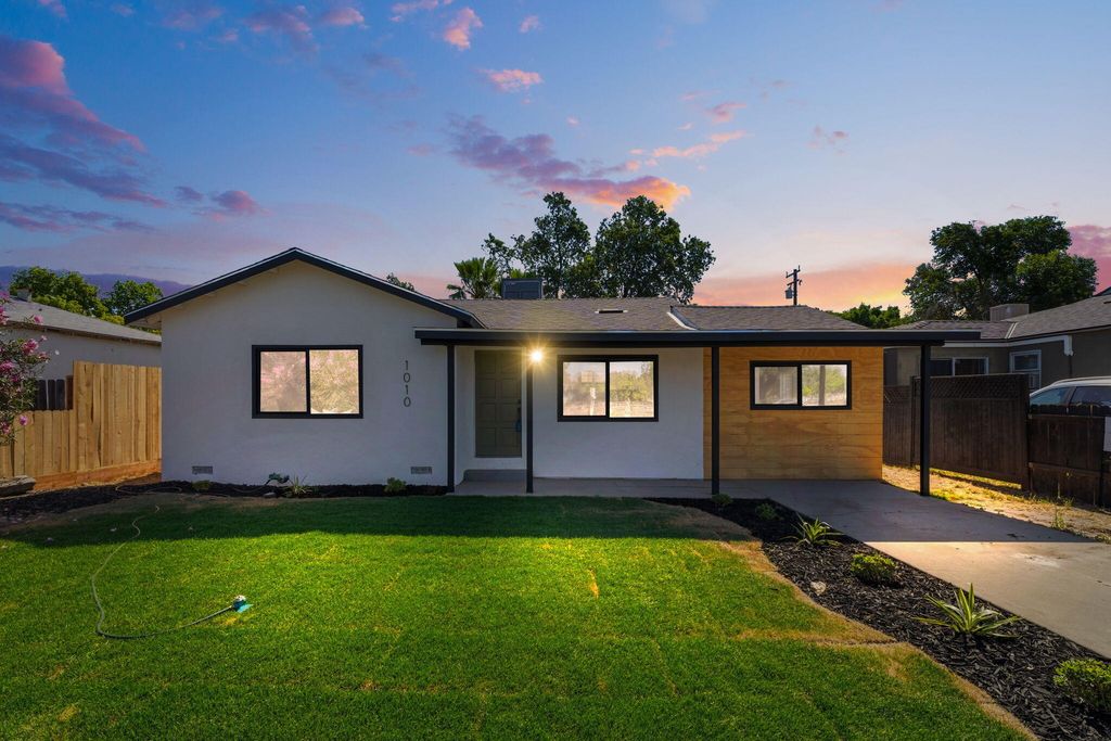 Photo of 1010 N Turner Street, Visalia, CA 93291 (MLS # 241751)