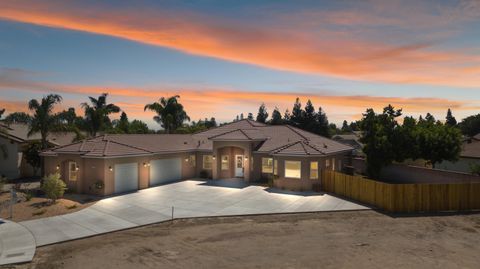 Photo of 183 Oaks Court, Tulare, CA 93274 (MLS # 236572)