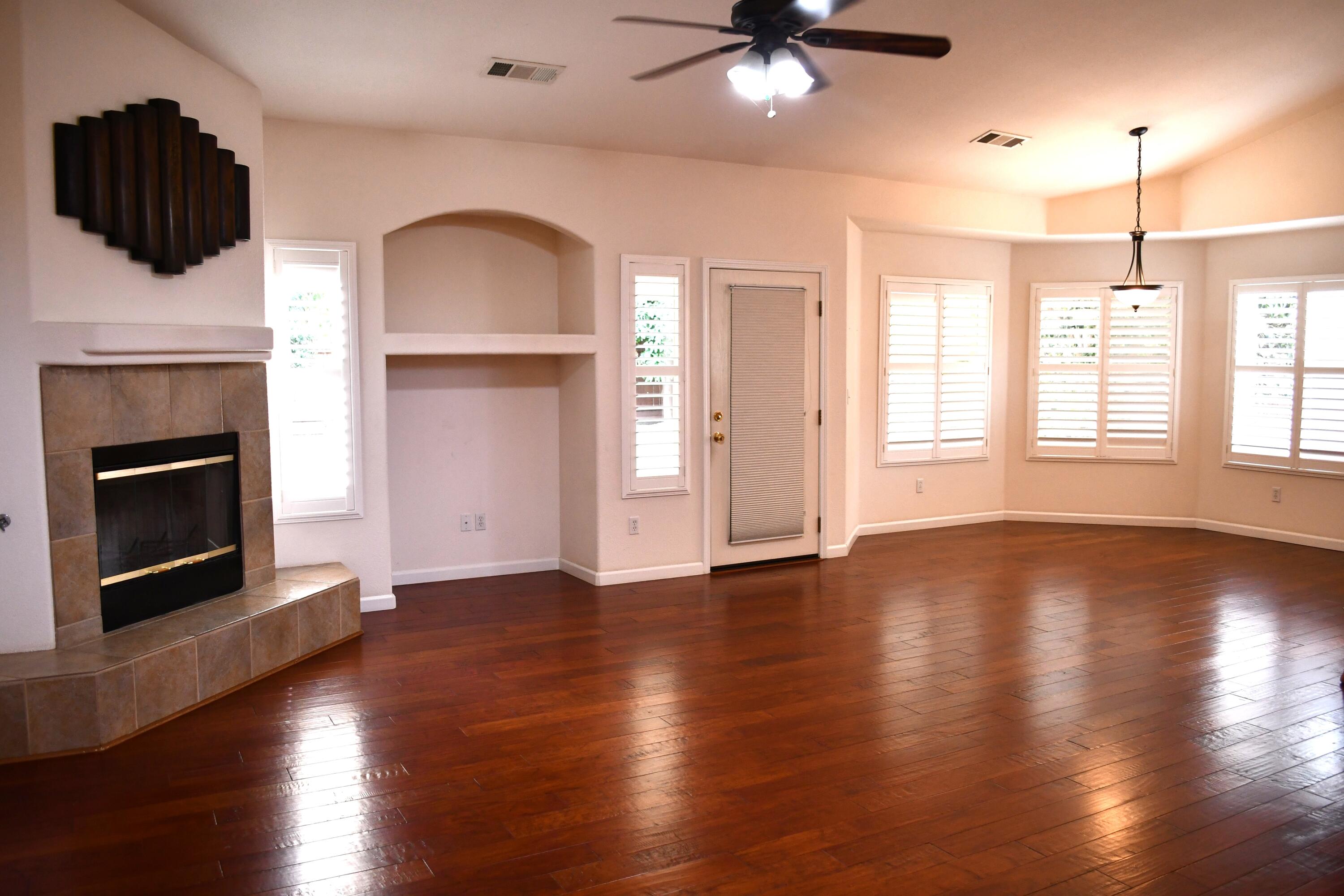 Visalia, California 93291, United States, 3 Bedrooms Bedrooms, ,2 BathroomsBathrooms,Residential,Pending,36399