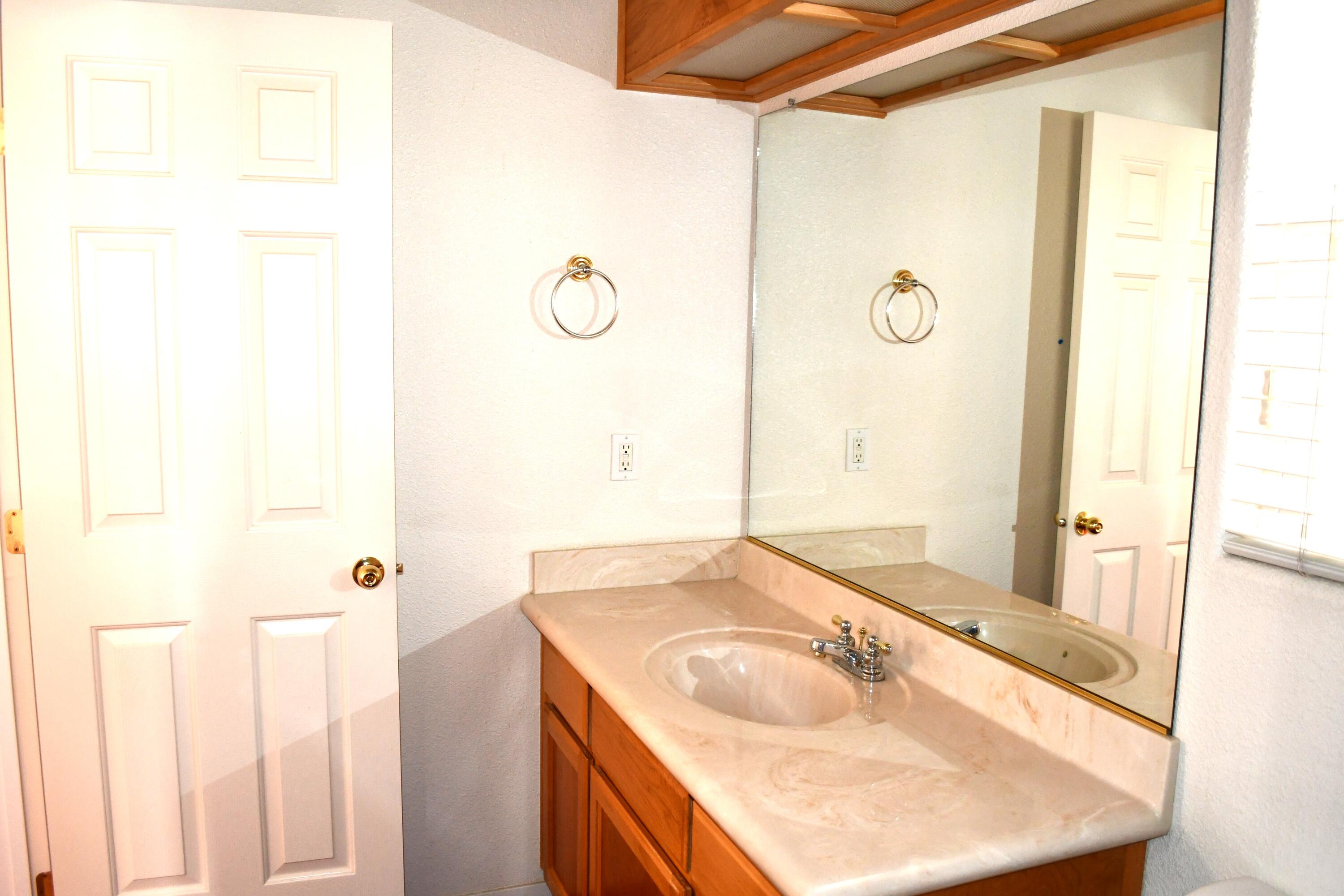 Visalia, California 93291, United States, 3 Bedrooms Bedrooms, ,2 BathroomsBathrooms,Residential,Pending,36399