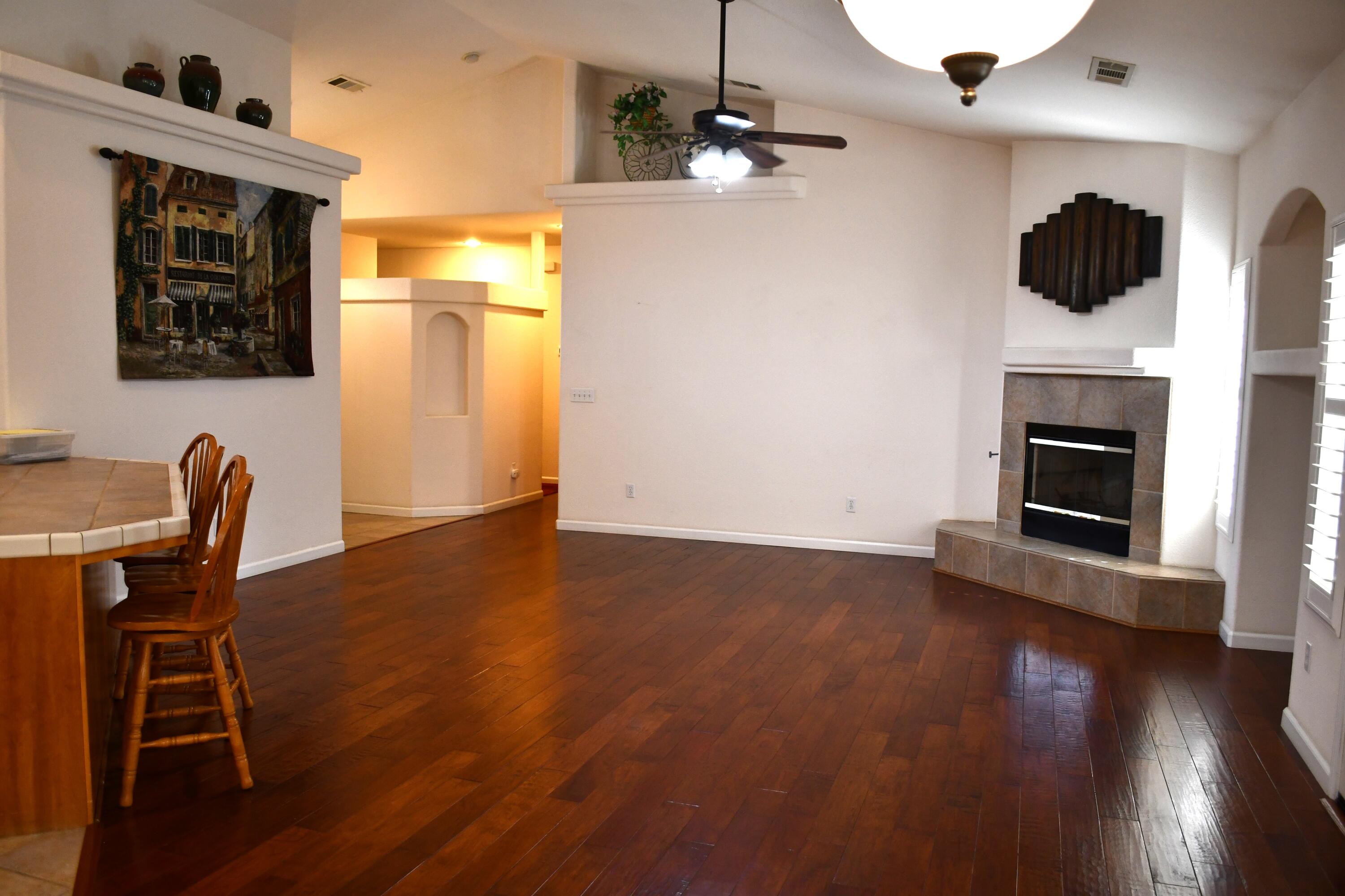 Visalia, California 93291, United States, 3 Bedrooms Bedrooms, ,2 BathroomsBathrooms,Residential,Pending,36399