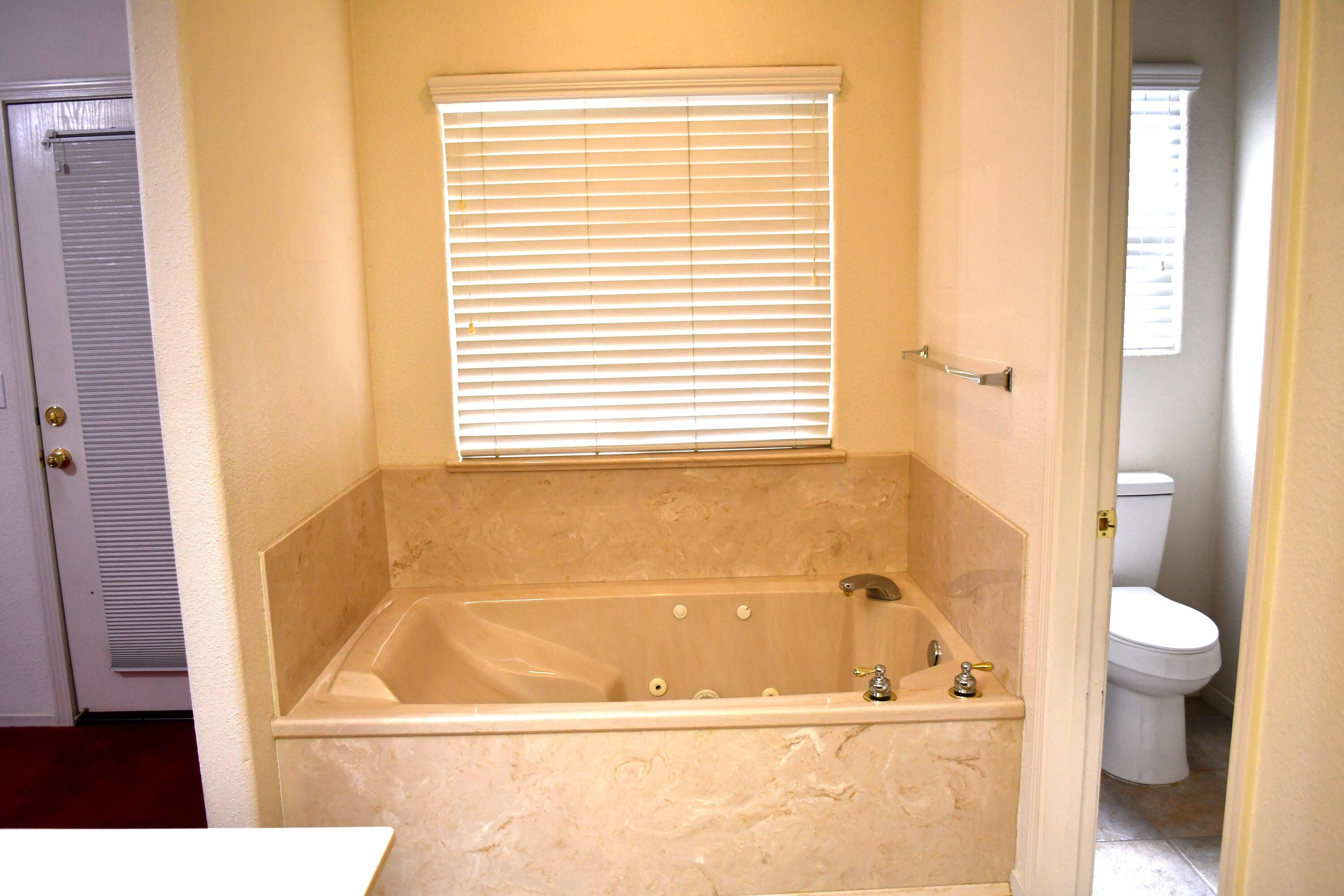 Visalia, California 93291, United States, 3 Bedrooms Bedrooms, ,2 BathroomsBathrooms,Residential,Pending,36399