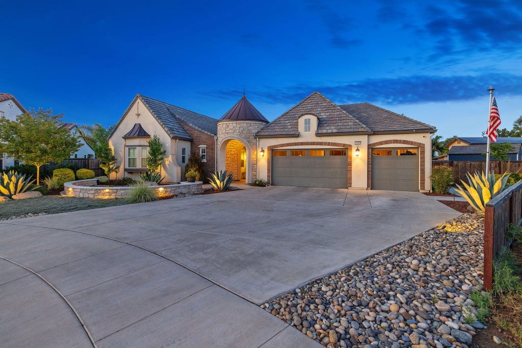 Photo of 3500 W Lark Avenue, Visalia, CA 93291 (MLS # 241860)