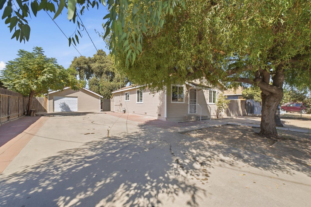 Photo of 1123 N Rinaldi Street, Visalia, CA 93291 (MLS # 244203)