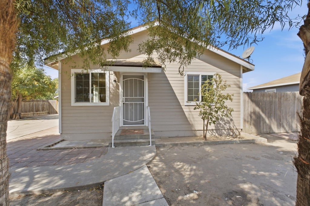 Photo of 1123 N Rinaldi Street, Visalia, CA 93291 (MLS # 244203)