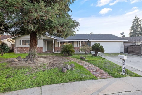 Photo of 3549 W Mccormick Drive, Visalia, CA 93277 (MLS # 242636)