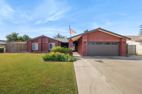 Photo of 3113 W Whitendale Avenue, Visalia, CA 93277 (MLS # 241173)