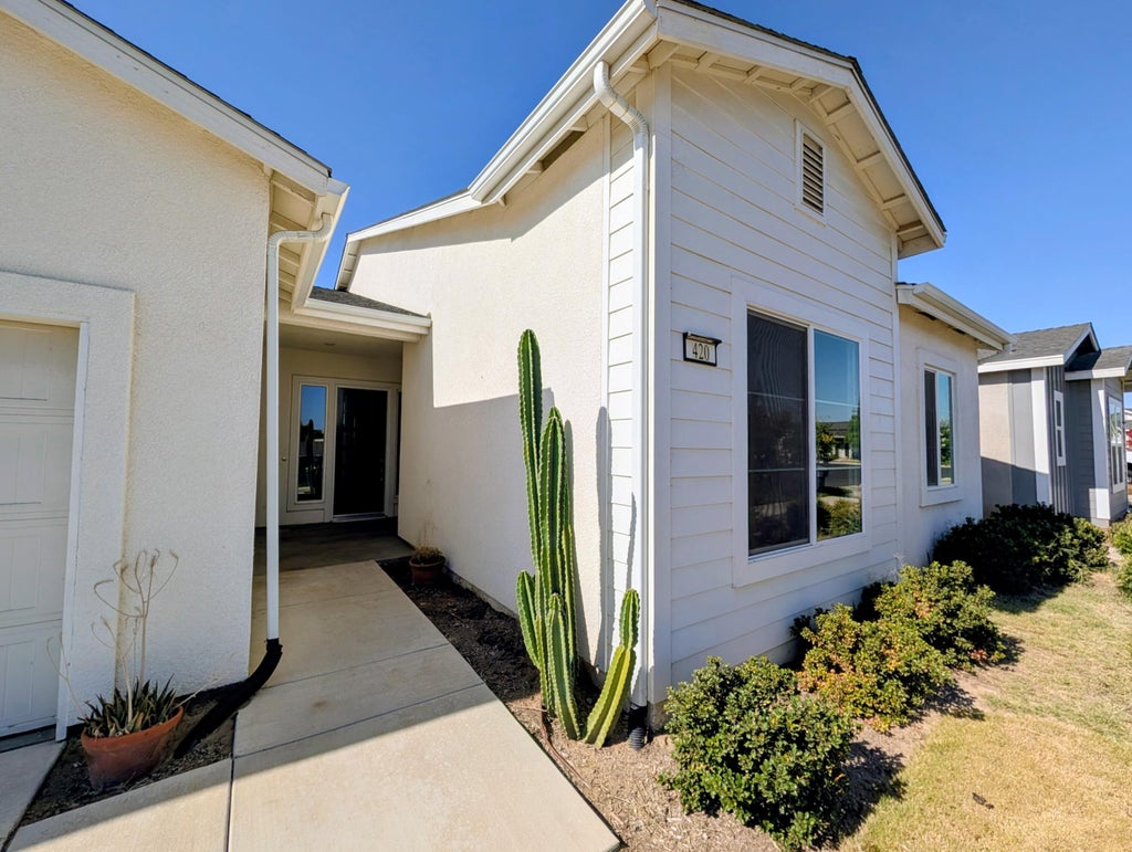 Photo of 420 E Newton Avenue, Visalia, CA 93291 (MLS # 242693)