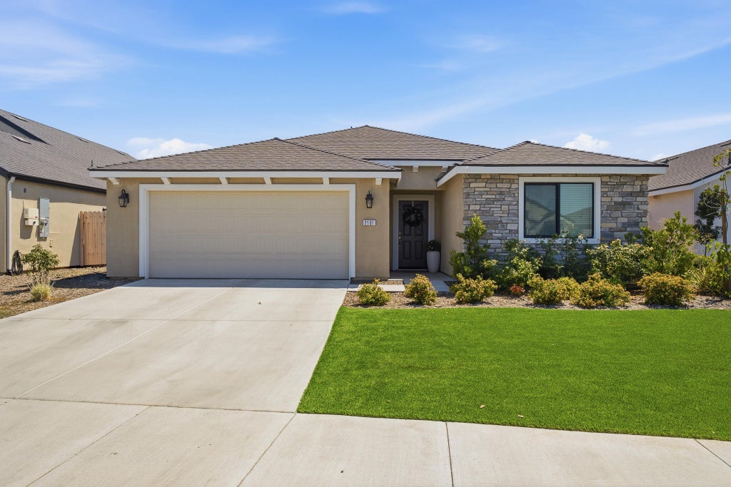 Photo of 2101 E Oak Avenue, Visalia, CA 93292 (MLS # 243334)