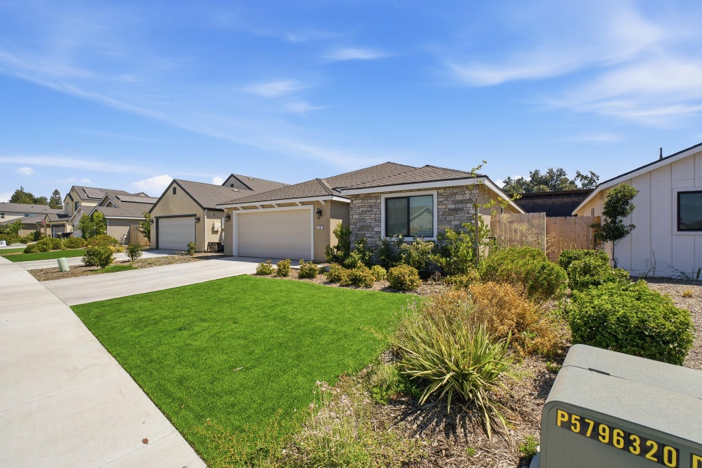 Photo of 2101 E Oak Avenue, Visalia, CA 93292 (MLS # 243334)
