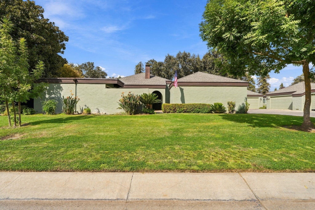 Photo of 2950 W Border Links Drive, Visalia, CA 93291 (MLS # 244547)