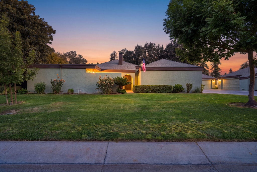 Photo of 2950 W Border Links Drive, Visalia, CA 93291 (MLS # 244547)