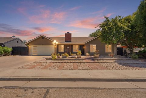 Photo of 524 Gearey Avenue, Exeter, CA 93221 (MLS # 242423)
