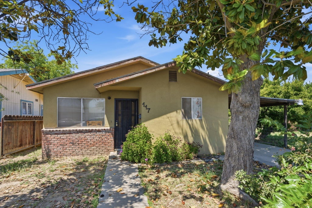 Photo of 117 NE 5th Avenue, Visalia, CA 93291 (MLS # 241716)