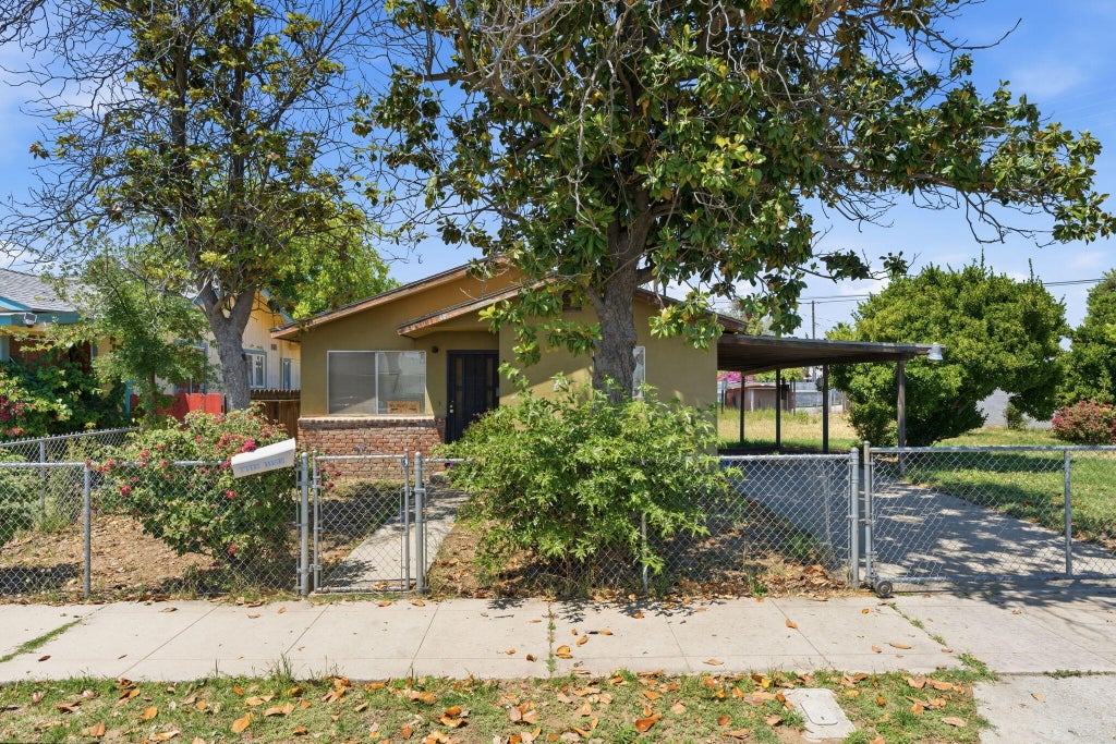 Photo of 117 NE 5th Avenue, Visalia, CA 93291 (MLS # 241716)
