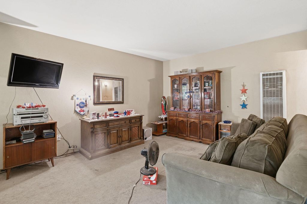 Photo of 117 NE 5th Avenue, Visalia, CA 93291 (MLS # 241716)