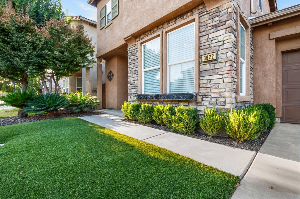 Photo of 3922 W Flagstaff Avenue, Visalia, CA 93291 (MLS # 244020)
