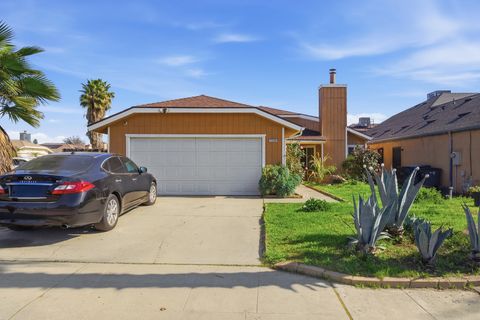 Photo of 2580 N Knoll Avenue, Fresno, CA 93722 (MLS # 239656)