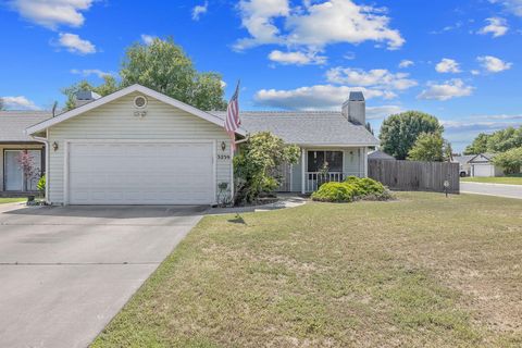 Photo of 3239 W Packwood Court, Visalia, CA 93277 (MLS # 241609)