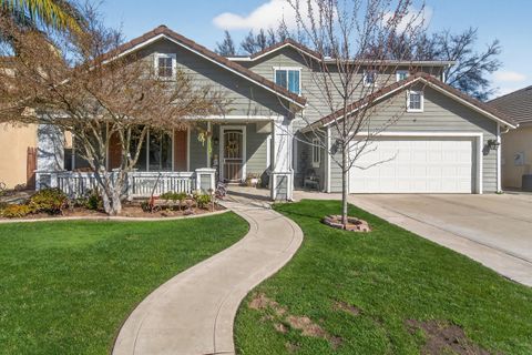 Photo of 914 W Russell Avenue, Visalia, CA 93277 (MLS # 240055)