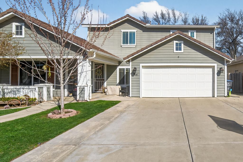Photo of 914 W Russell Avenue, Visalia, CA 93277 (MLS # 240055)