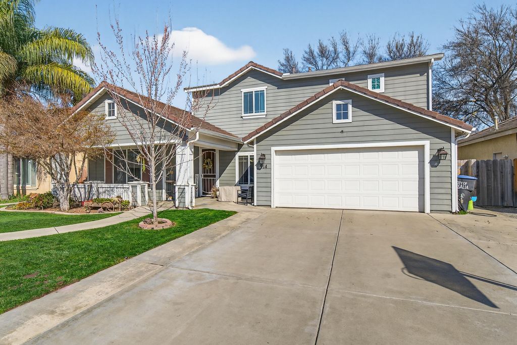 Photo of 914 W Russell Avenue, Visalia, CA 93277 (MLS # 240055)