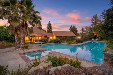 Photo of 32265 Pleasant Oak Drive, Springville, CA 93265 (MLS # 240667)