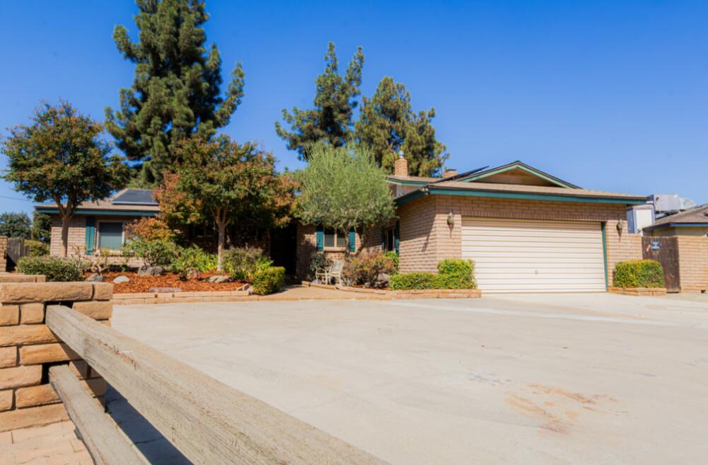 Photo of 648 W Princeton Court, Visalia, CA 93277 (MLS # 244441)
