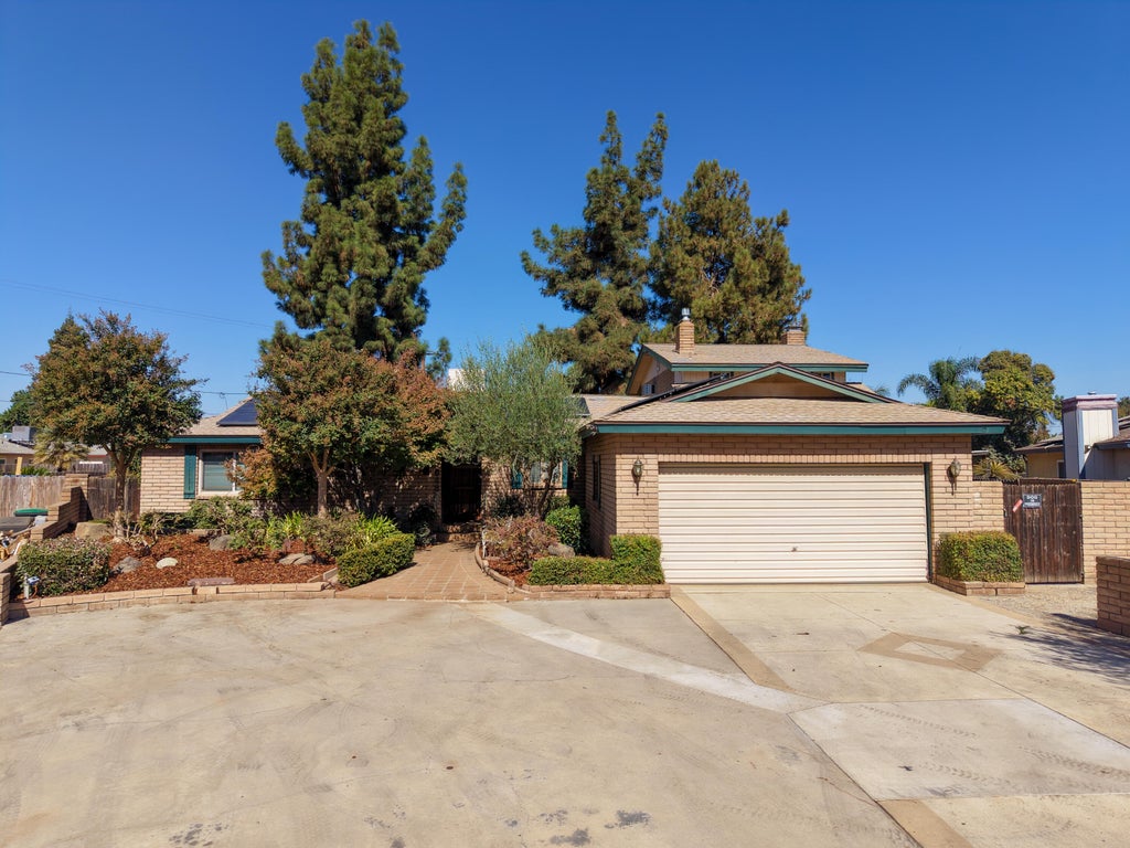 Photo of 648 W Princeton Court, Visalia, CA 93277 (MLS # 244441)