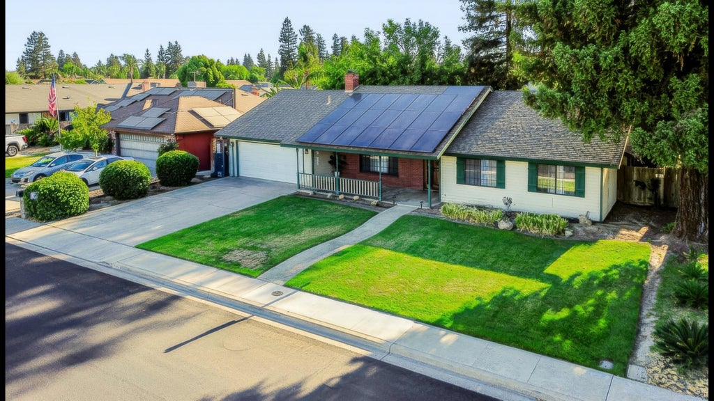 Photo of 1307 S Arkle Street, Visalia, CA 93292 (MLS # 243173)